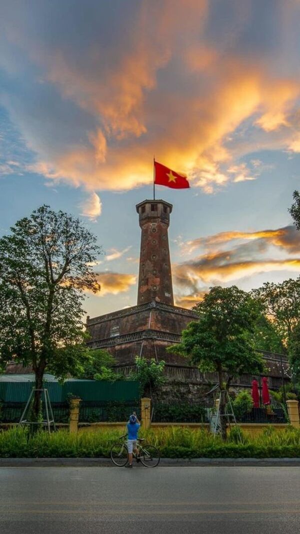 Quốc kỳ Việt Nam tung bay trong lễ thượng cờ SEA Games 32