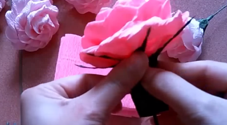 Tổng hợp 3 cách làm hoa hồng xoắn bằng giấy nhún cực kì đơn giản ...