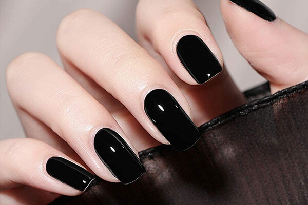 Những mẫu nail màu đen tưởng đơn giản nhưng lại cuốn hút vô cùng